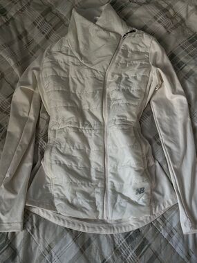 New Balance Women's Cream Quilted Hybrid Cross Zip Jacket
